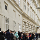 Warteschlage vor der Tanzschule Elmayer zum Start der Einschreibung am 6.5.2019, für die Jugendkurse im 100. Schuljahr ab Herbst