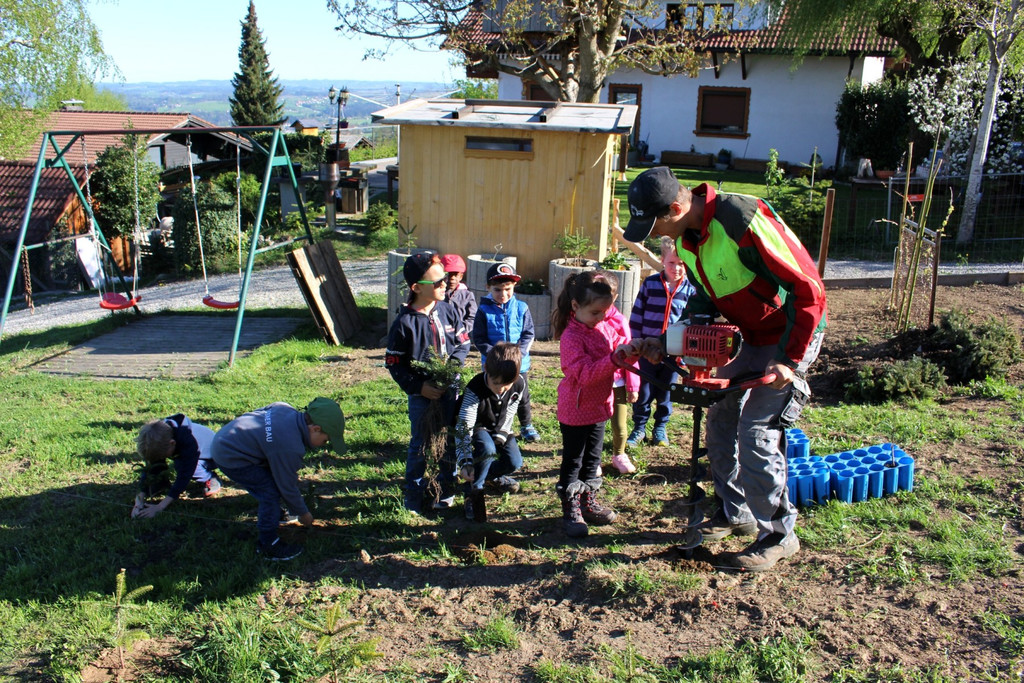 Lochau Zu__ner Christbaumpflanzung KinderHaus Dorf Mai 2019 _15_.JPG