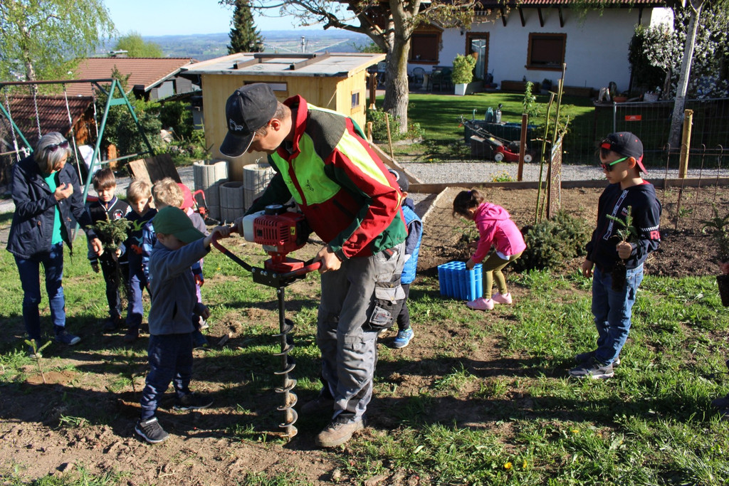Lochau Zu__ner Christbaumpflanzung KinderHaus Dorf Mai 2019 _5_.JPG