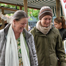 Aglaia Poscher Mika mit Interessentin am Stand von Vorradeln.JPG