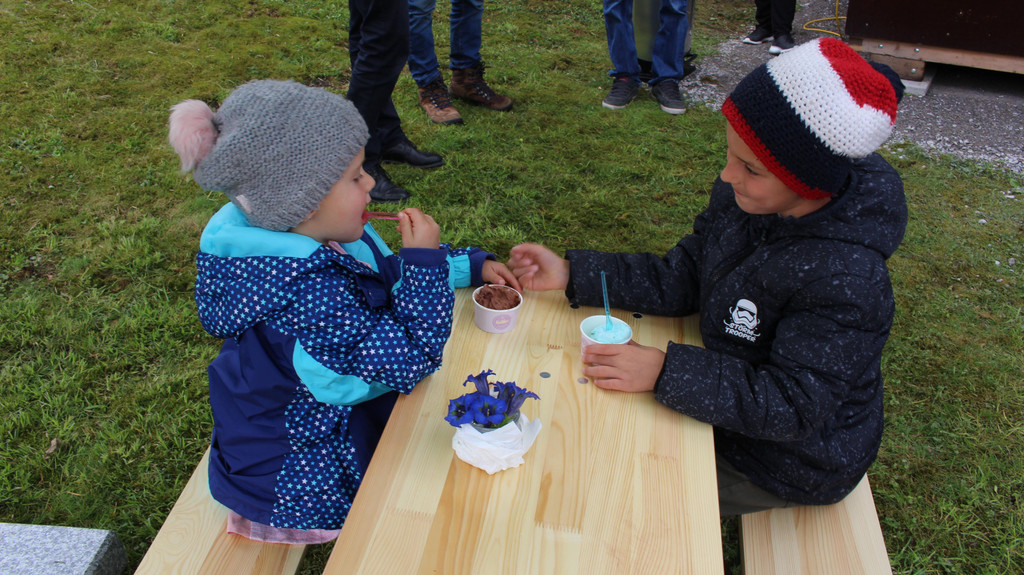 IMG_7052 Livia und Bastian liessen sich das Eis der Eisdiele Kolibri schmecken.JPG