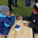 IMG_7052 Livia und Bastian liessen sich das Eis der Eisdiele Kolibri schmecken.JPG