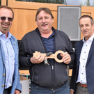 Feierliche Schlüsselübergabe an die neuen Mieter