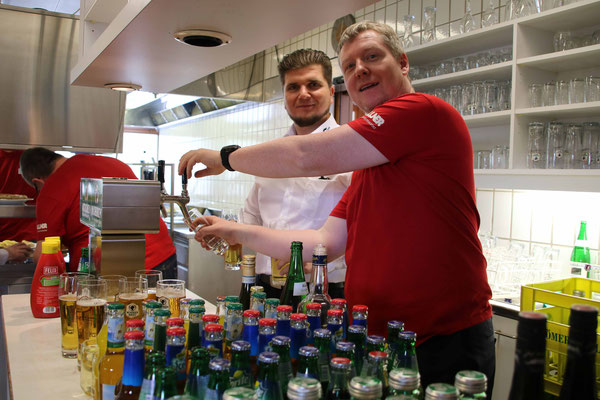 Dominik Kicker und Markus Amon am Zapfhahn.jpg