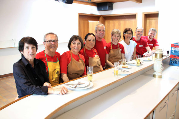 Die flei__igen Helferlein Grete_ Hans_ Annelies_ Carmen_ Reinhard_ Claudia_ Nelly_ Markus und Frank nach getaner Arbeit.jpg