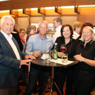 Heinz und Friedrich Dietrich_ Sabine Schneider-Jansen und Gabi Ritter beim Umtrunk an der Bar.jpg