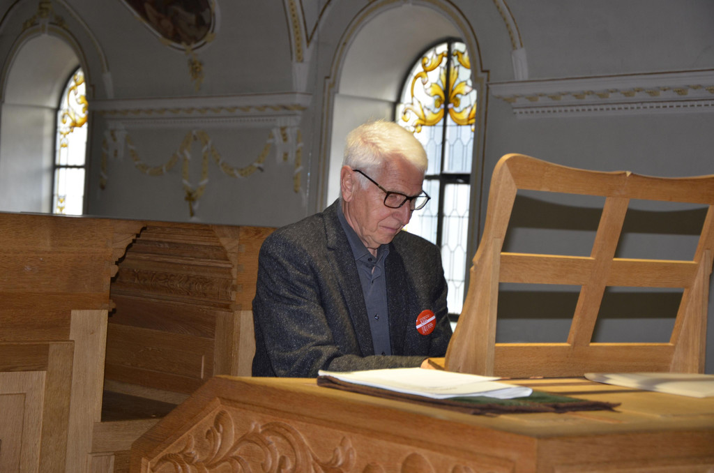 Manfred Bischof an der Orgel.jpg
