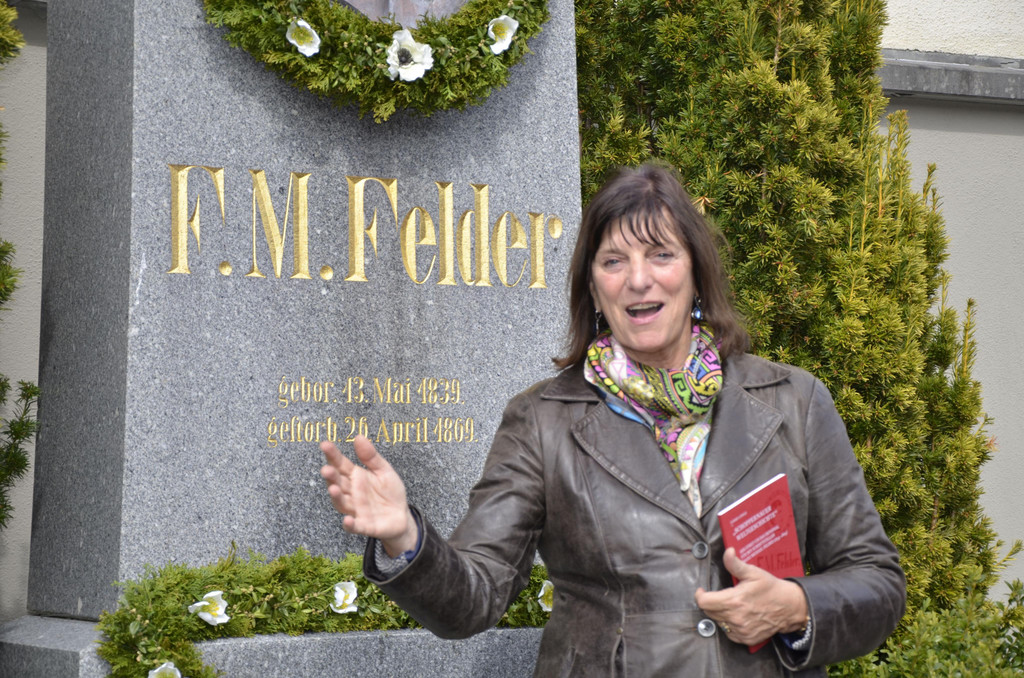 Ulrike L__ngle beim Felder Denkmal.jpg
