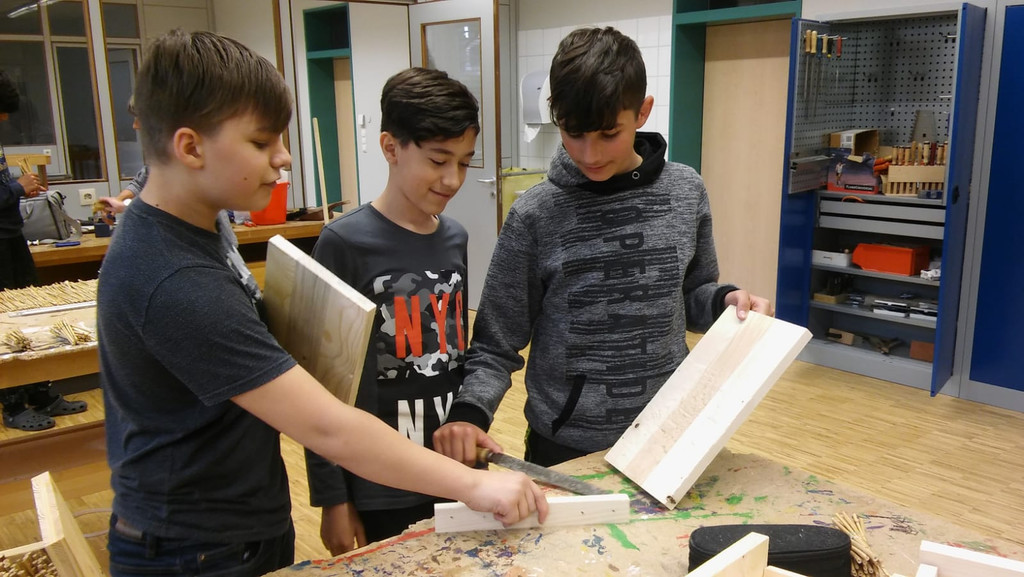 Artenvielfalt Projekt INSEKTENHOTEL C Mittelschule beim Werken April 2019 _3_.JPG