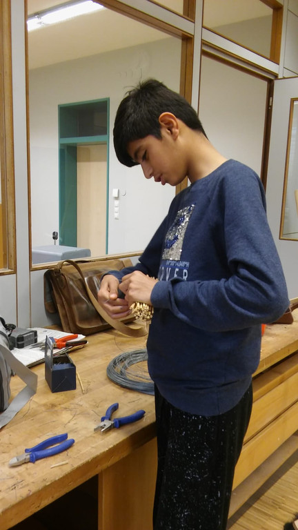 Artenvielfalt Projekt INSEKTENHOTEL C Mittelschule beim Werken April 2019 _6_.JPG