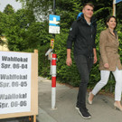 Politiker beim Wählen