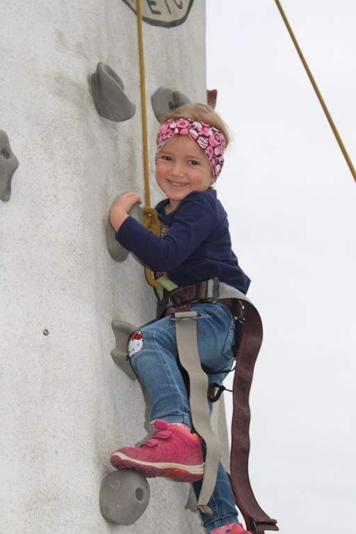 IMG_7599 Elina aus Frastanz an Kletterwand der Bergrettung.JPG