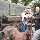 Anton V__gel ist mit Tochter und Enkelin mit seinem Erbst__ck_ dem Westfalia Deuz Baujahr 1939  zum Oldtimer Treffen gekomme.jpg