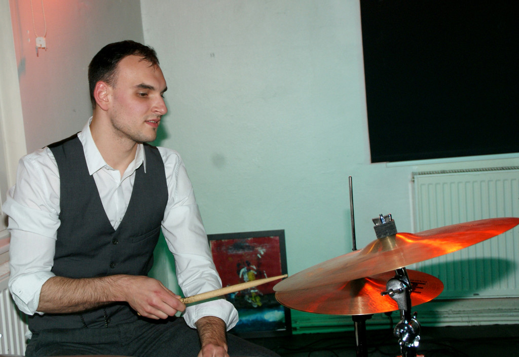 Marcel Holzer an den Drums.JPG