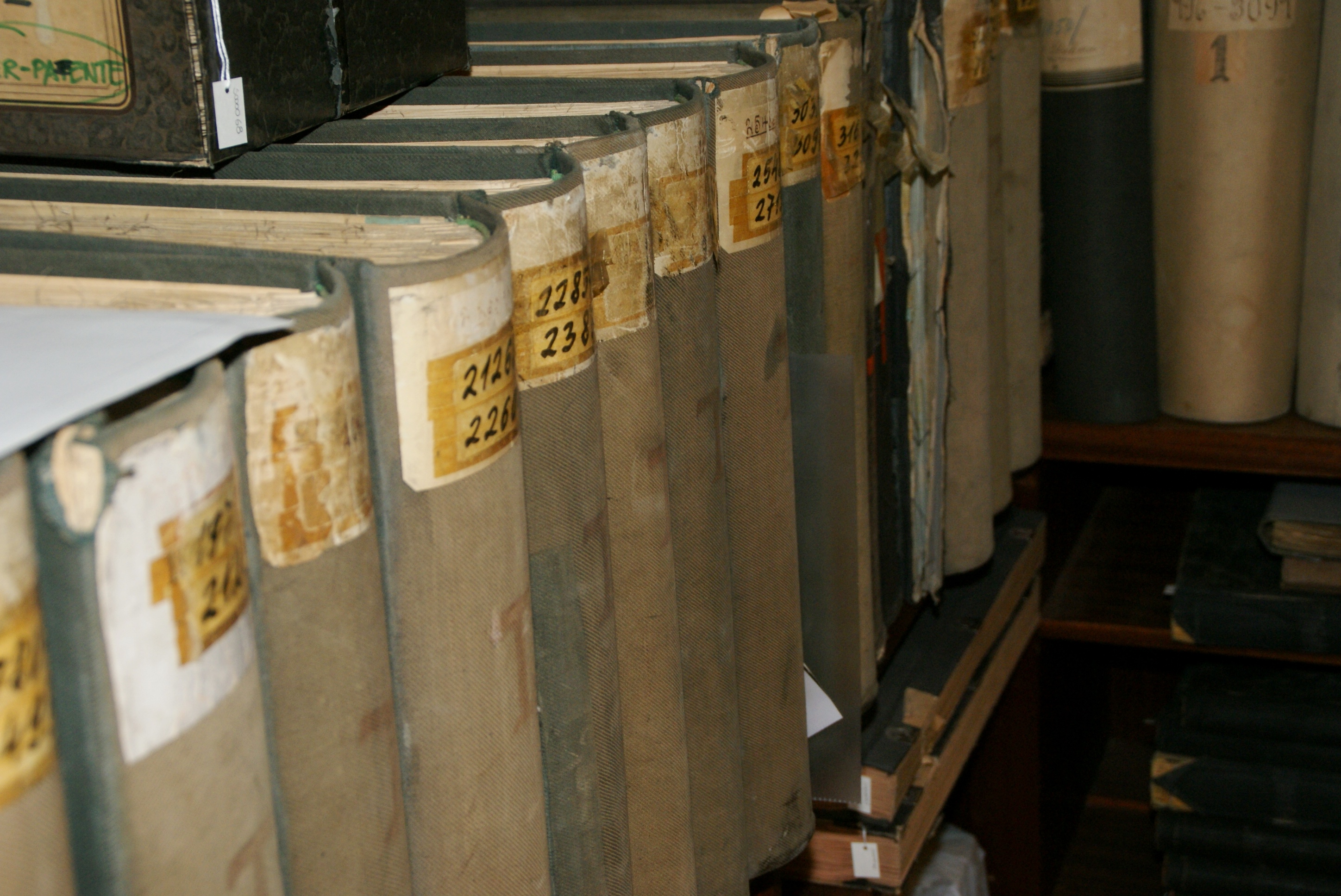 Alte Musterb__cher m__ssen aufgearbeitet werden.JPG