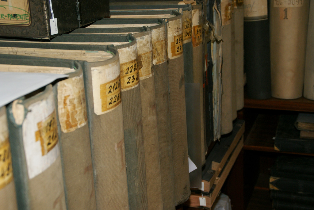 Alte Musterb__cher m__ssen aufgearbeitet werden.JPG