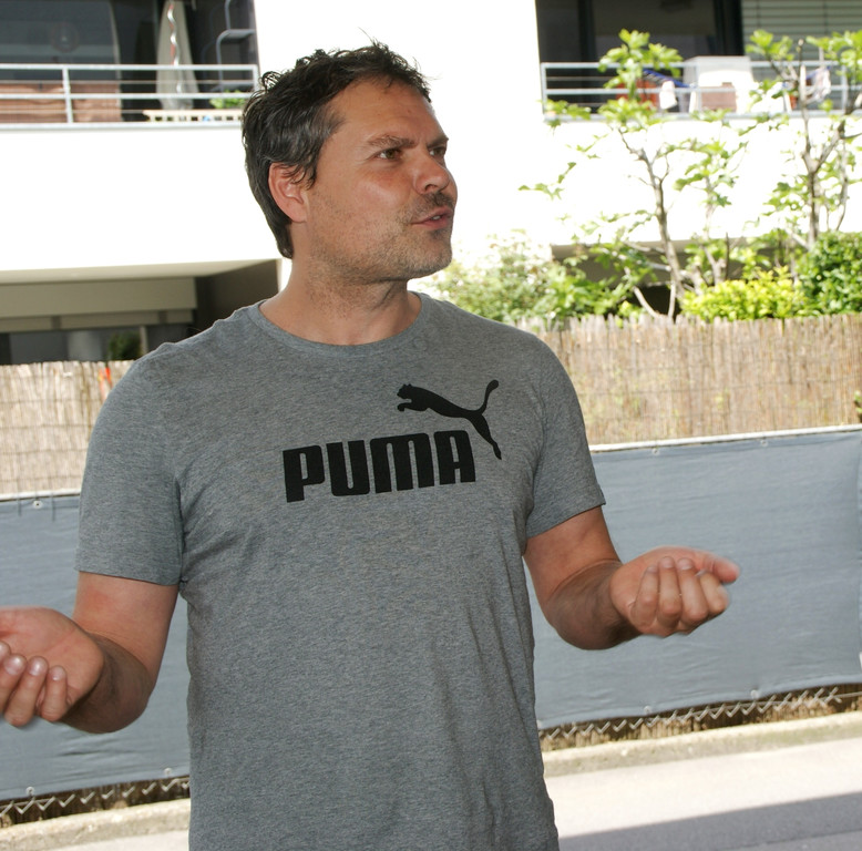 Oliver Heinzle begr____t die G__ste.JPG