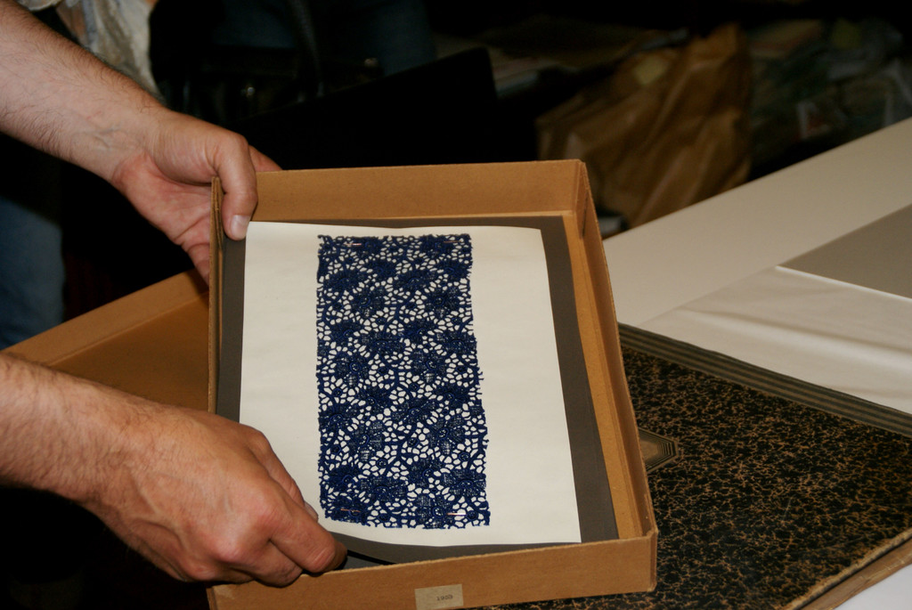 Oliver Heinzle pr__sentierte alte Stickereimuster.JPG