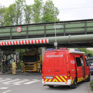 Bilder: Lkw hängt unter Eisenbahnbrücke fest