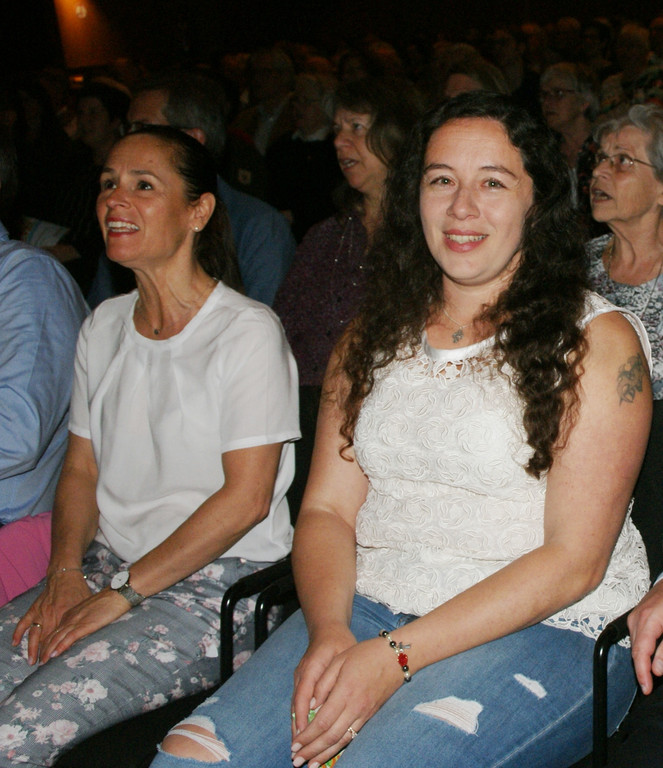Beate Fischer und Barbara Steinhofer sangen brav den Canon mit.JPG