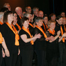 Der Chor applaudiert dem Publikum.JPG