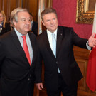 2019-05-28-antonio-guterres-traegt-sich-ins-goldene-rathausbuch-ein-1.jpg