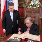 2019-05-28-antonio-guterres-traegt-sich-ins-goldene-rathausbuch-ein-2.jpg