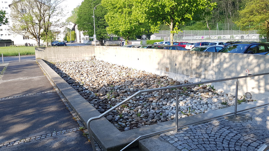 Betonbecken Schulhof - Ausgangslage.jpg