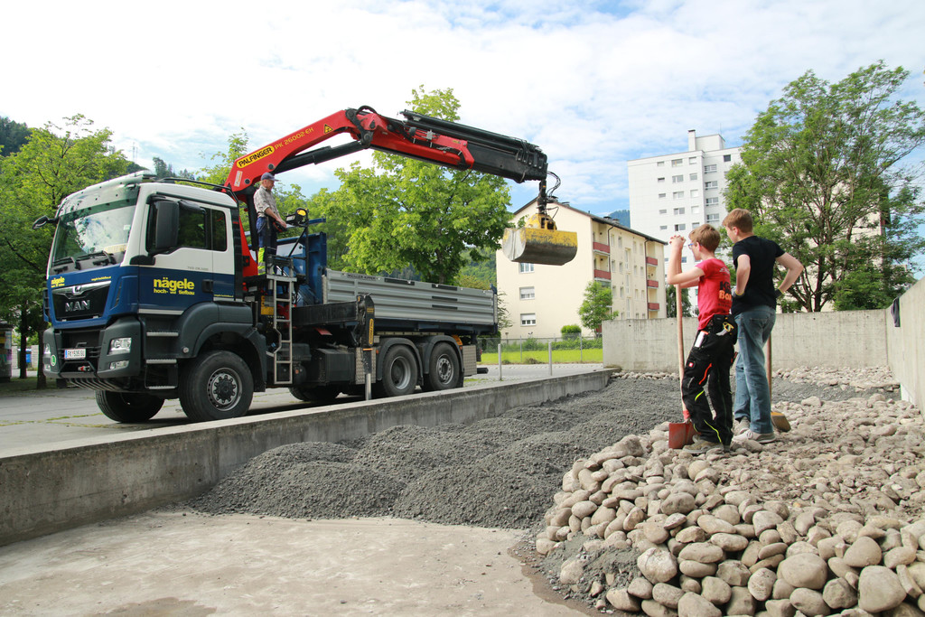 Betonbecken Schulhof - N__gele Hoch- und Tiefbau _1_.JPG