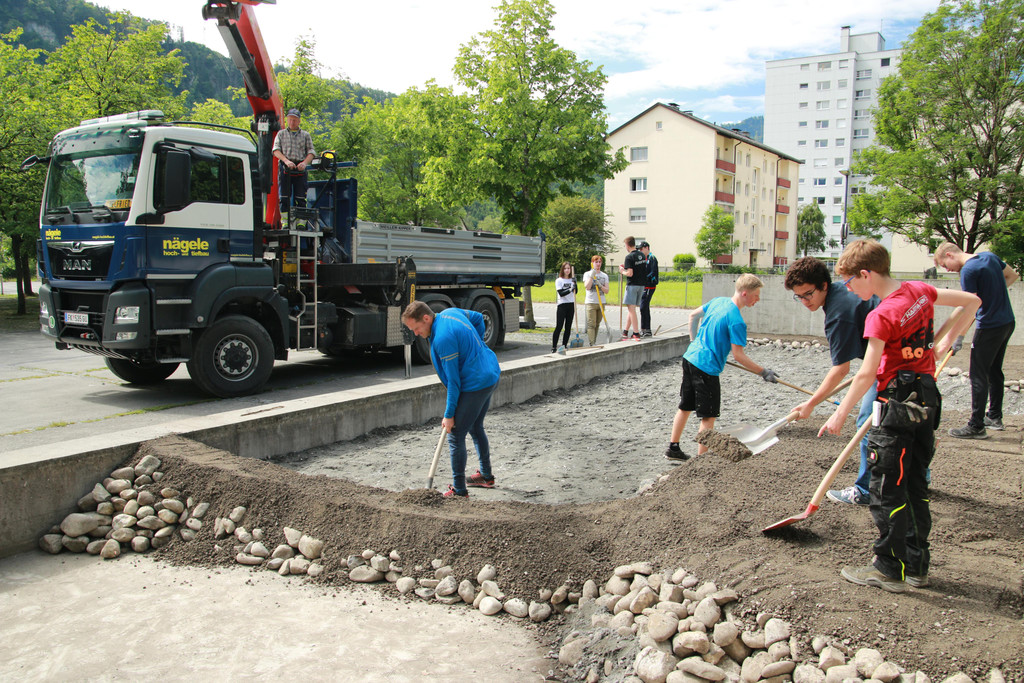 Betonbecken Schulhof - N__gele Hoch- und Tiefbau.JPG