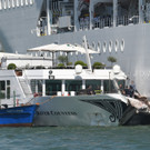 Kreuzfahrtschiff rammt Touristenboot