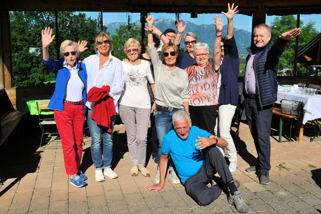 DSC_0013  Gruppe beim K__sehof Aktion.jpg