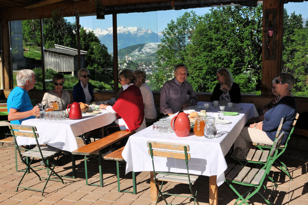 DSC_0017 Gruppe beim Fr__hst__ck.jpg
