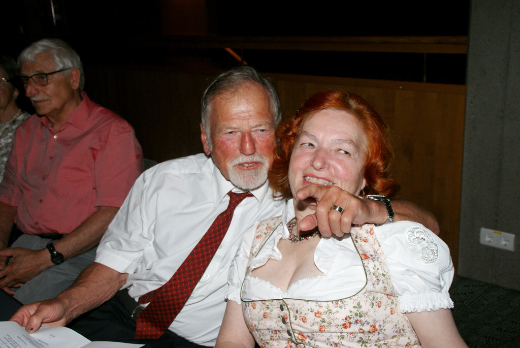 Fesche Dirndl wurden zur Schau gestellt.JPG