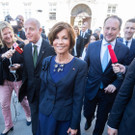 Kanzlerin Brigitte Bierlein mit ihrer Louis-Vuitton-Tasche auf dem Weg zur Angelobung