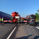Verkehrsunfall in NÖ: Pkw unter Lkw verkeilt