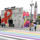 Regenbogen-Zebrastreifen vor dem Wiener Burgtheater