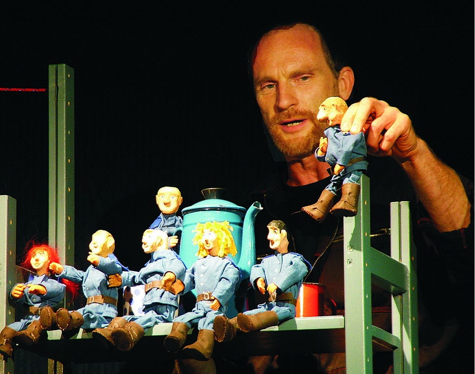 Puppen17 Bei der Feuerwehr wird der Kaffee kalt_02 DAS WEITE THEATER_ Spiel- Martin Karl_ Foto-Peter Koppatsch.jpg