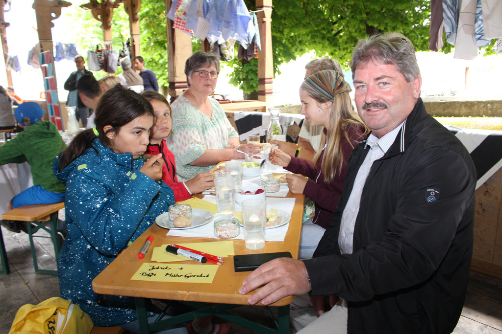 IMG_7854 Gerold Maehr mit Schuelern.JPG