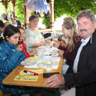 IMG_7854 Gerold Maehr mit Schuelern.JPG
