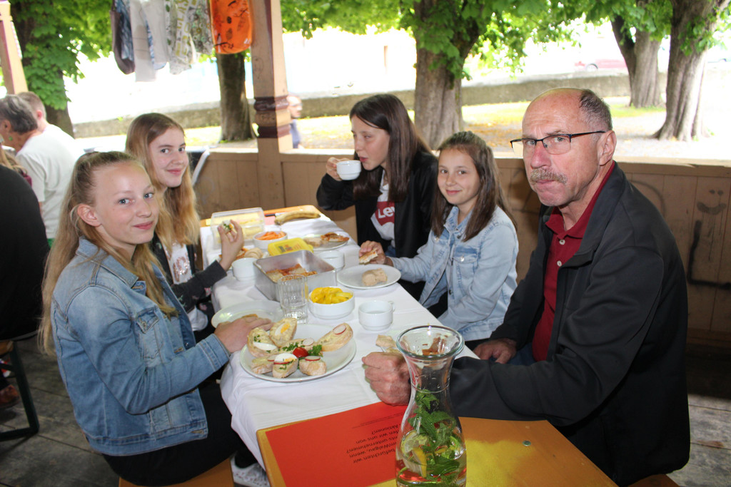 IMG_7877 Anton Maehr mit Schuelerinnen.JPG