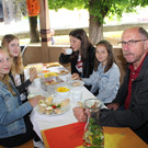 IMG_7877 Anton Maehr mit Schuelerinnen.JPG
