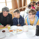 IMG_7882 Michael Tinkhauser mit Schuelern.JPG