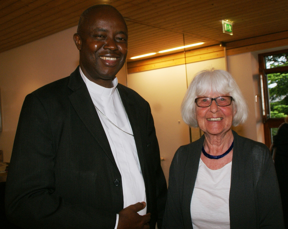 Bischof Onaga_ Hildegard Ilg _Missionskreis_.JPG