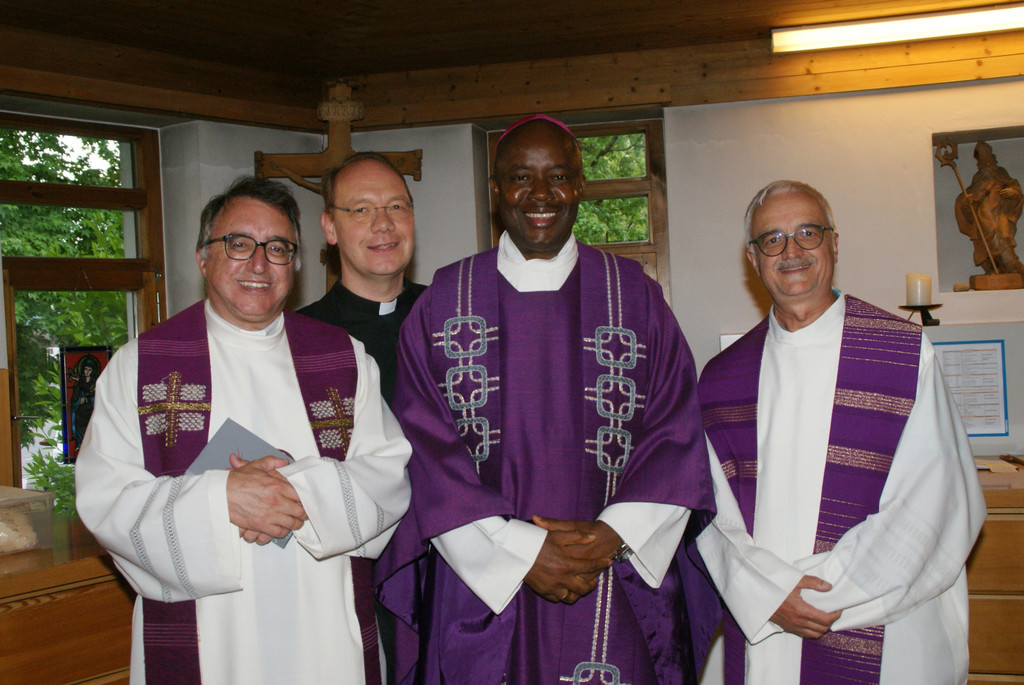 v_li_ Pf_ Werner Ludescher_ Pf_ Thomas Heilbrun_ Bischof Callistus Onaga_ Vikar Franz Ulbing.JPG