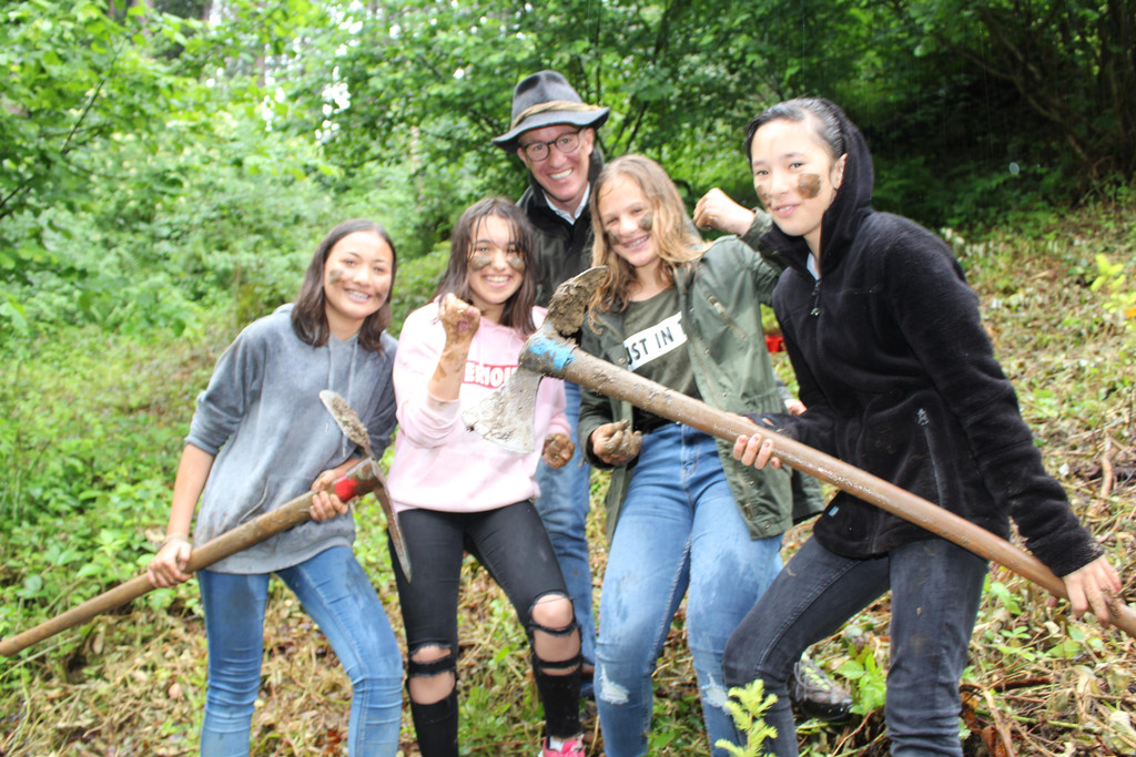 IMG_8128 Aliya Serra Laura und Fatima mit LR Christian Gantner.JPG