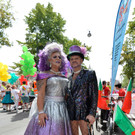 Bunte und schrille Outfits der Regenbogenparade