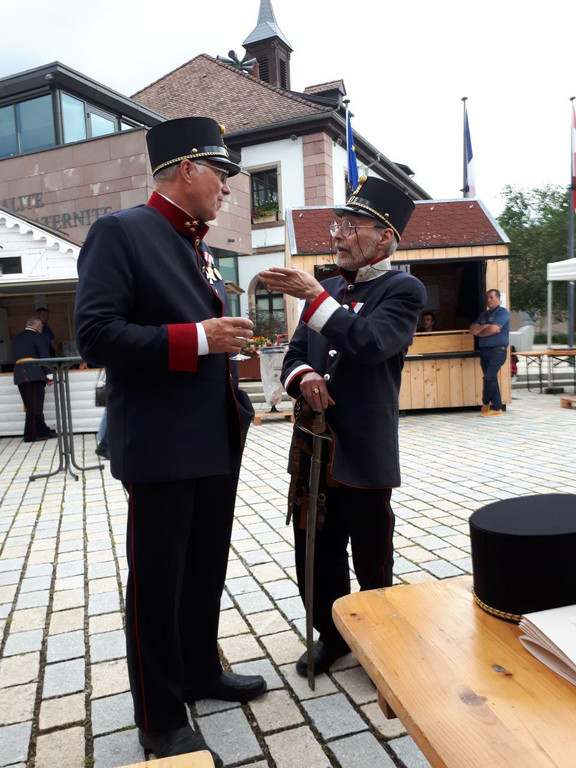 Artillerie und IR 1 Kommandant in Ottmarsheim.jpg