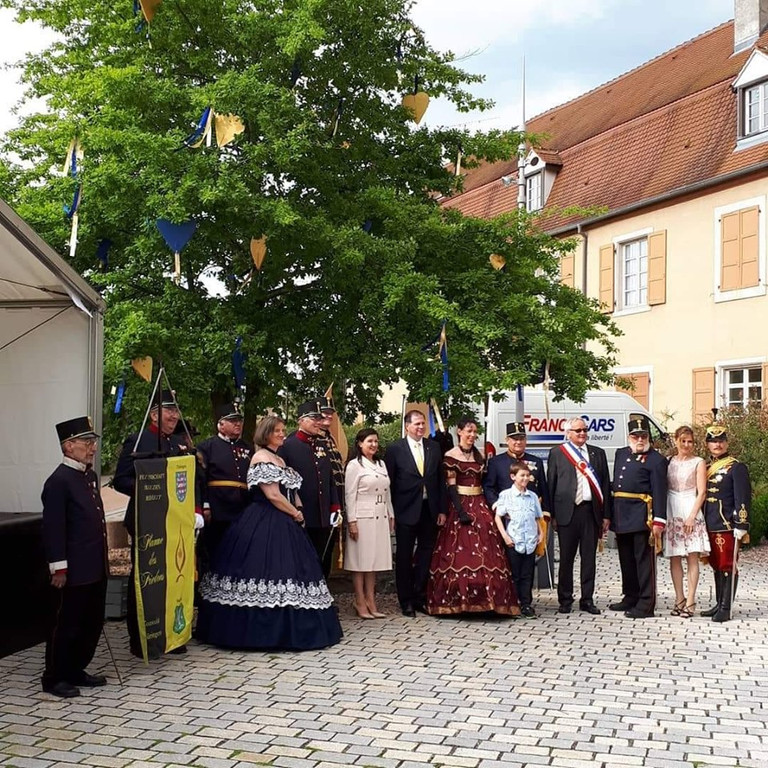 Gruppenbild vor der Flamme des Friedens in Ottmarsheim.jpg