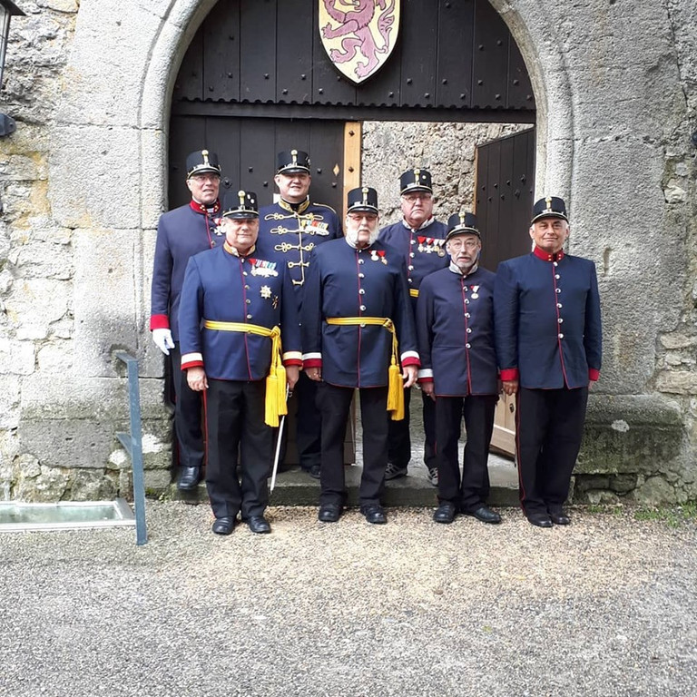 Gruppenbild vor der Stammburg der Vorfahren unseres Regimentsinhabers.jpg